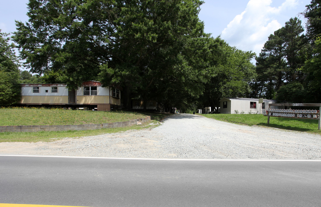 L & W Mobile Home Park in Durham, NC - Foto de edificio