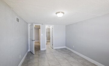 11970 SW 174th St in Miami, FL - Foto de edificio - Building Photo