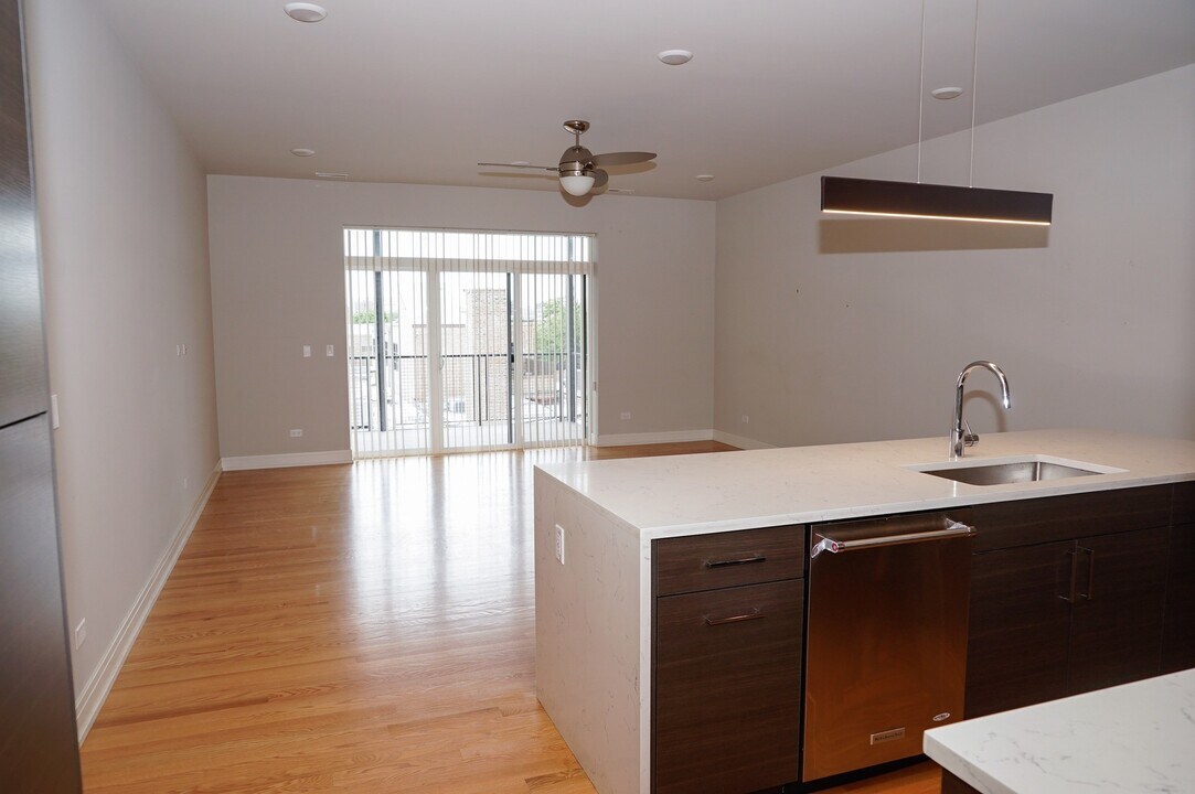 1637 W Grand Ave, Unit 305 in Chicago, IL - Foto de edificio