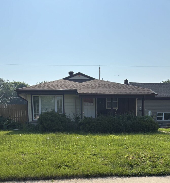 5828 N 80th St in Milwaukee, WI - Building Photo
