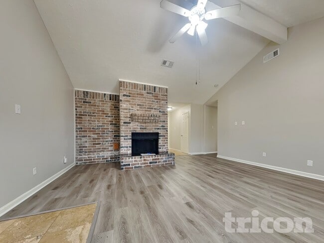 2047 Lexington Woods Dr in Spring, TX - Foto de edificio - Building Photo