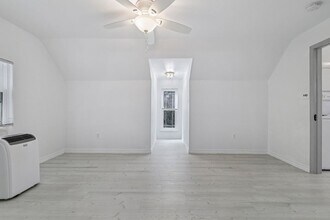 1817 Mesquite St in San Marcos, TX - Foto de edificio - Building Photo