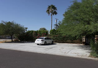 520 Chuckwalla Rd in Palm Springs, CA - Foto de edificio - Building Photo