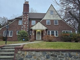 16 Bon Air Ave in New Rochelle, NY - Building Photo