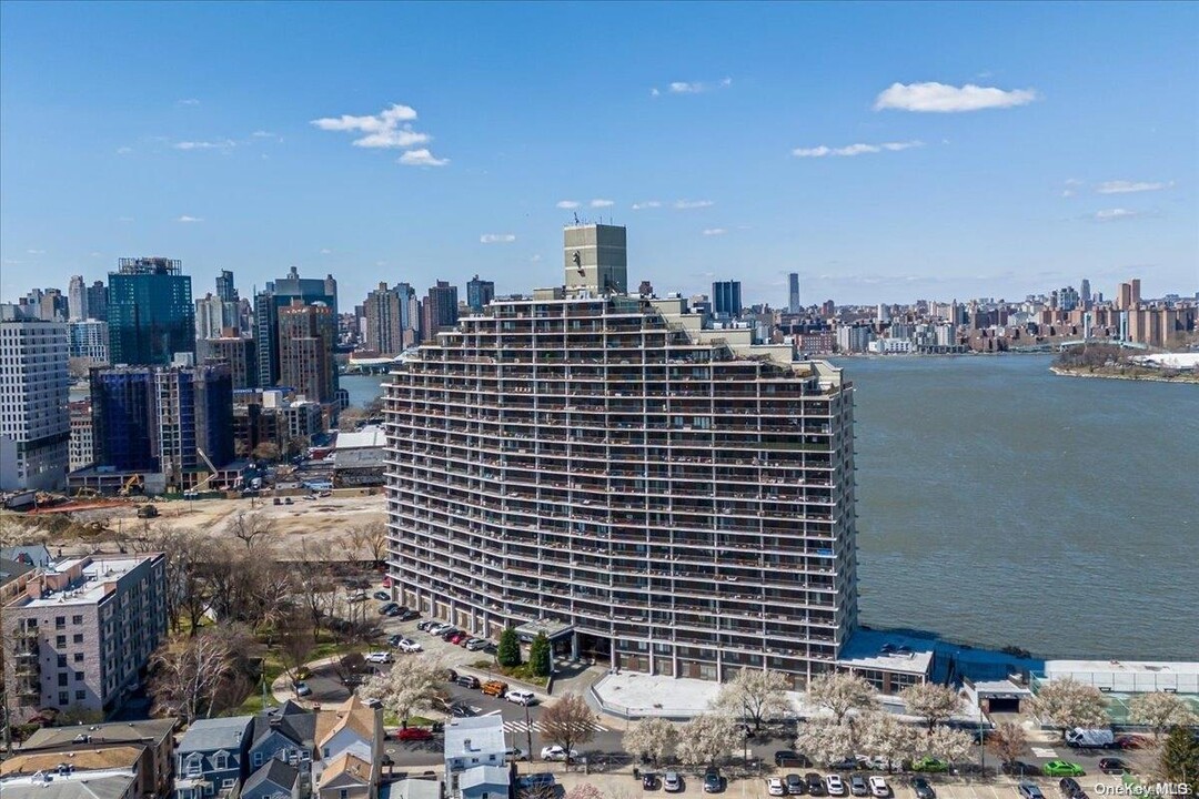 25-40 Shore Blvd in New York, NY - Building Photo