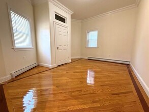 406 Medford St, Unit 1 in Somerville, MA - Foto de edificio - Building Photo