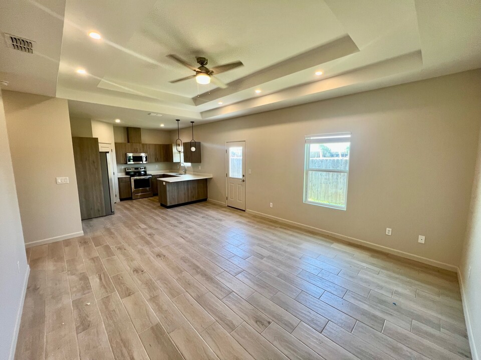 1104 Cooper Ln in San Juan, TX - Building Photo