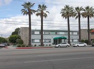 7507 Sepulveda Blvd in Van Nuys, CA - Foto de edificio - Building Photo