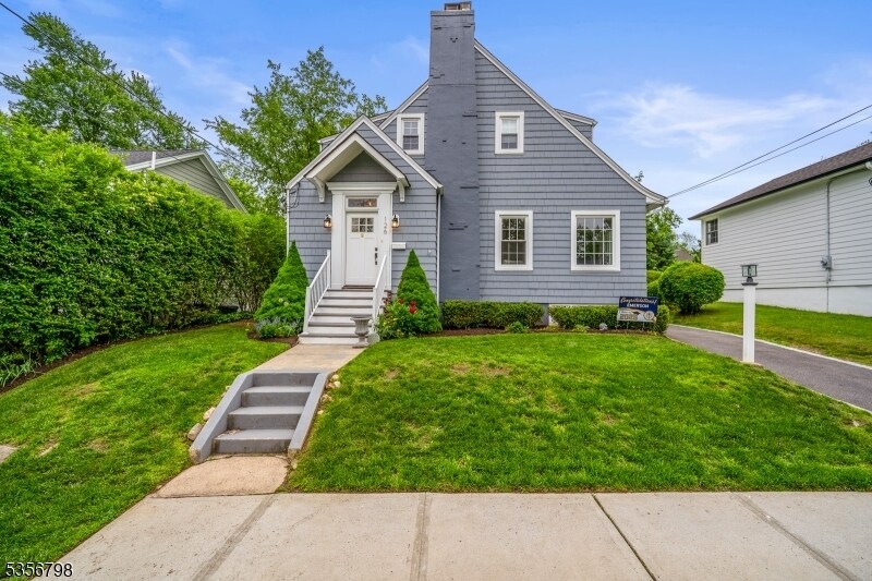 126 Center Ave in Chatham, NJ - Building Photo