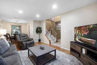 2323 Woodview Ln, Unit SI ID1285057P in Naperville, IL - Foto de edificio - Building Photo