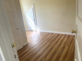 251 Maple Ave, Unit Apt D in South Bound Brook, NJ - Building Photo