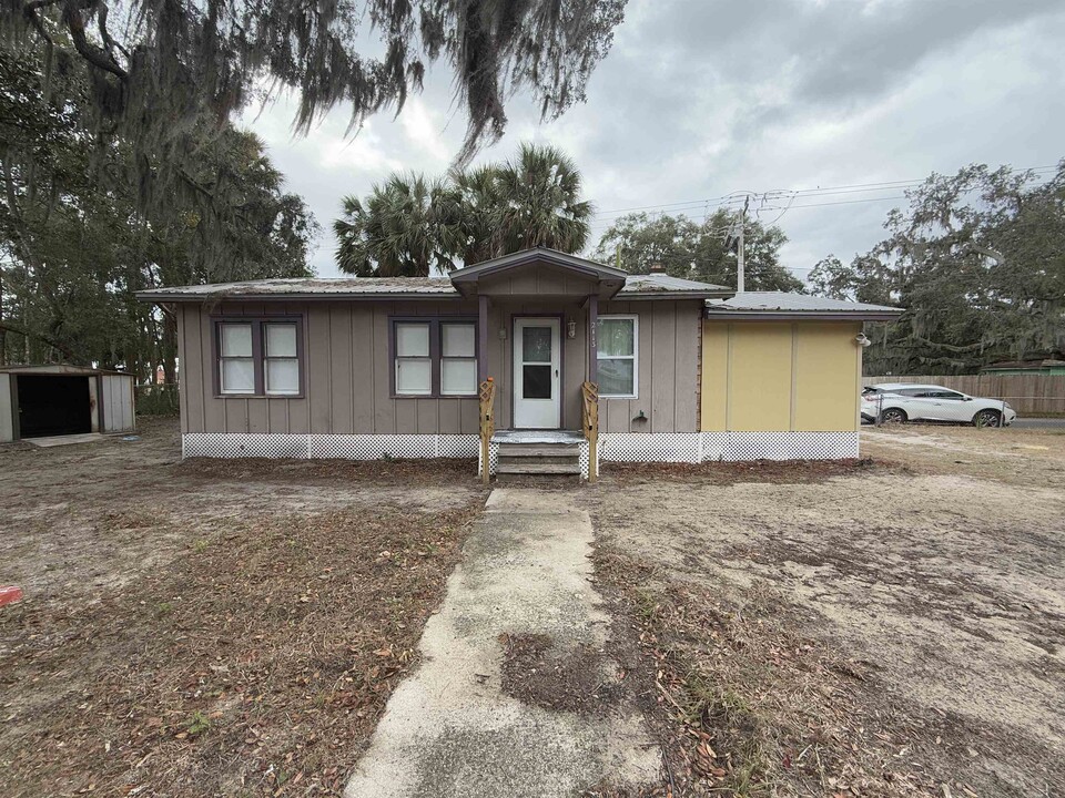 2113 Silver Lake Dr in Palatka, FL - Building Photo