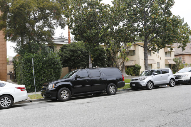 135 N Cedar St in Glendale, CA - Building Photo - Building Photo