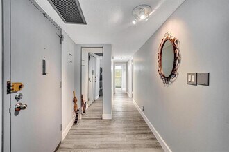 100 Golden Isles Dr in Hallandale Beach, FL - Foto de edificio - Building Photo