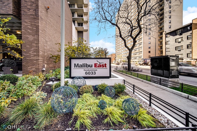 6033 N Sheridan Rd in Chicago, IL - Building Photo - Building Photo