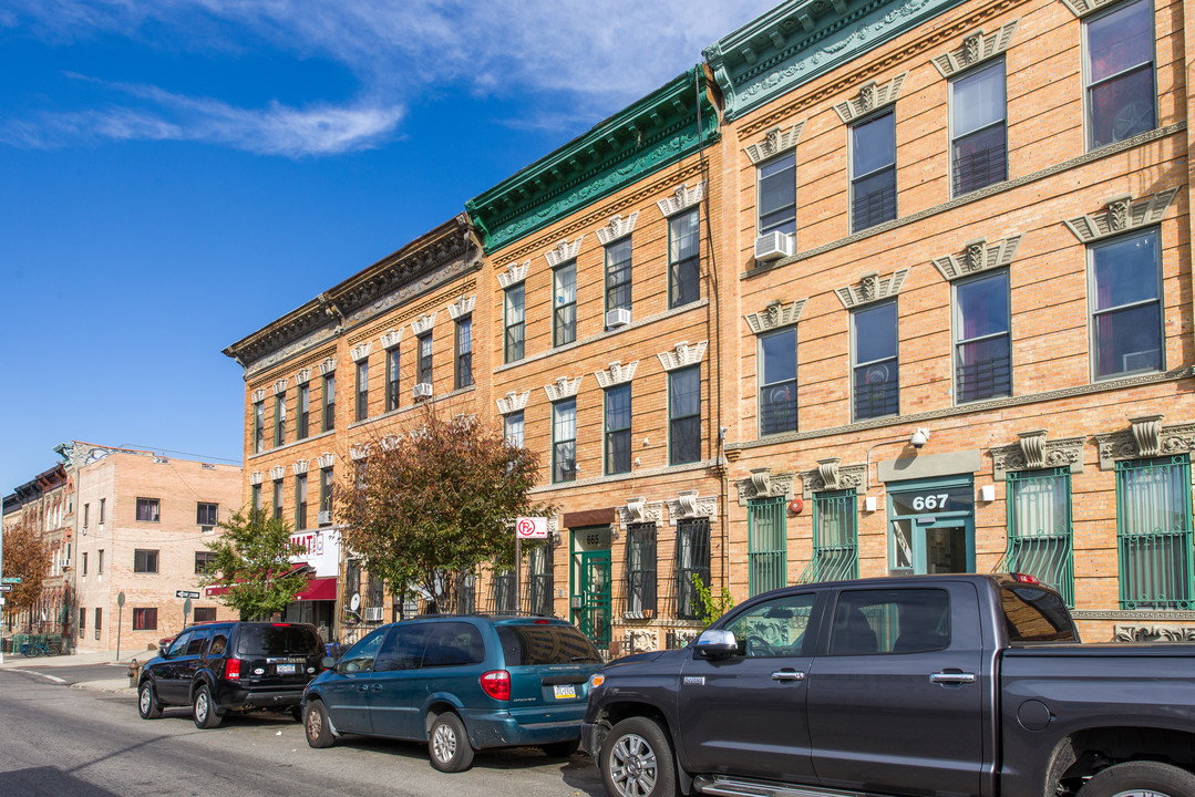 665 Central Ave in Brooklyn, NY - Foto de edificio