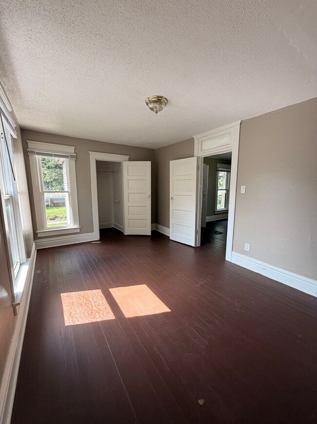 2411 Fox Ave