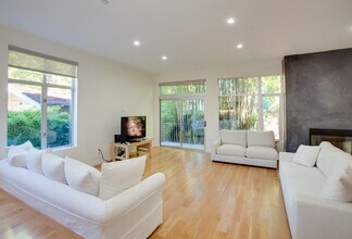 900 N West Knoll Dr in West Hollywood, CA - Building Photo - Building Photo