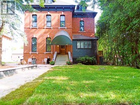 460 Rue Wilbrod St in Ottawa, ON - Building Photo