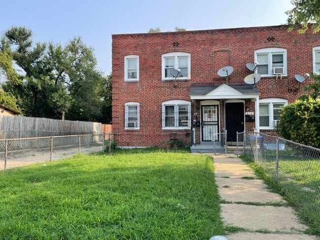 property at 910 E Patapsco Ave