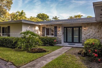 8445 SW 147th St in Palmetto Bay, FL - Building Photo - Building Photo