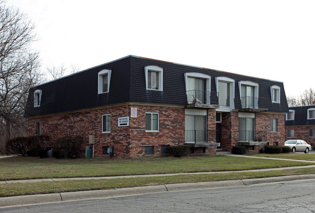 Plymouth Park Apartments in Plymouth, MI - Building Photo - Building Photo