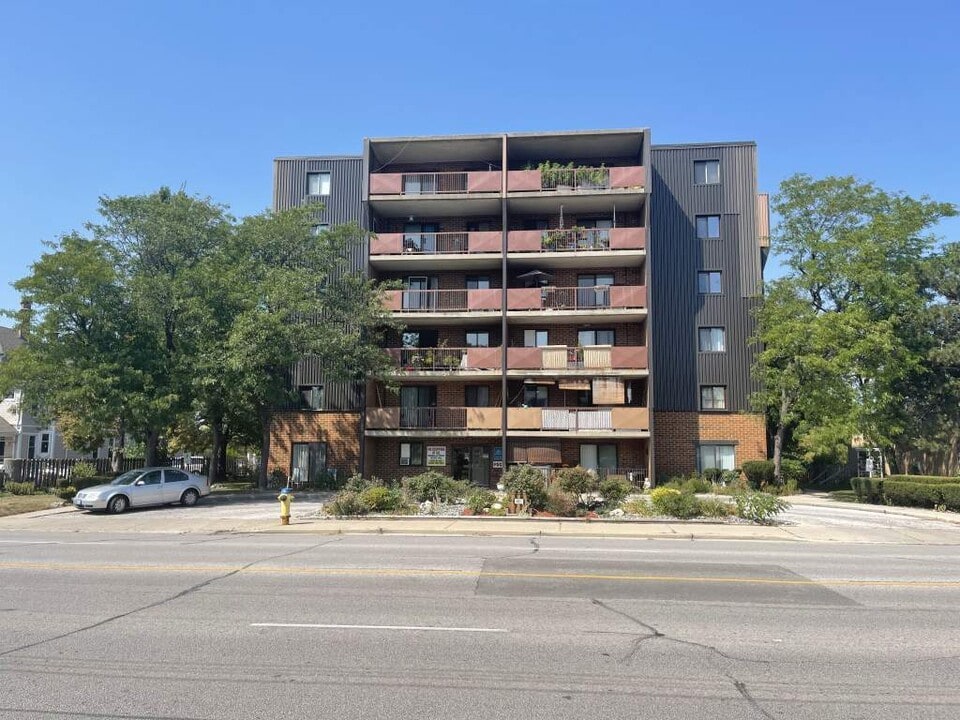 Christina Apartments in Sarnia, ON - Building Photo