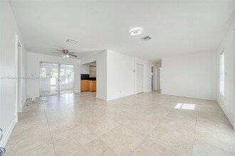 10821 SW 58th Terrace in Miami, FL - Building Photo - Building Photo