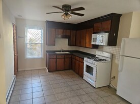 60 Cottage St in Fall River, MA - Building Photo