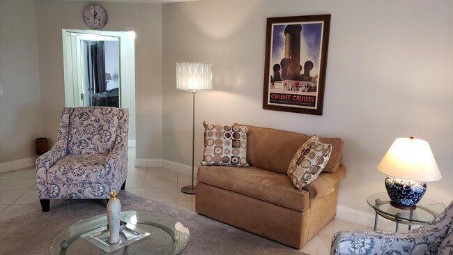 3755 Via Poinciana in Greenacres, FL - Foto de edificio - Building Photo