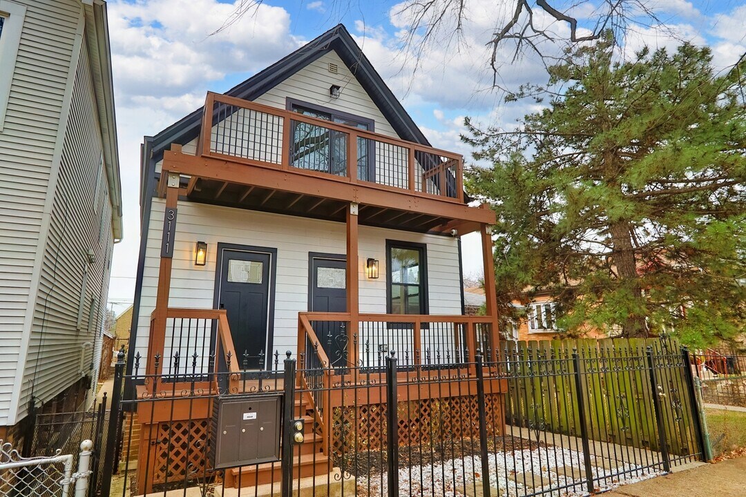 3111 N Oakley Ave in Chicago, IL - Building Photo