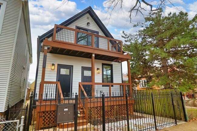 property at 3111 N Oakley Ave