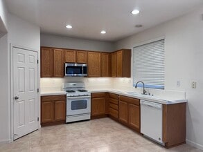 5394 Hartona Way in Sacramento, CA - Building Photo - Building Photo