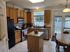 21083 Pickerelweed Terrace in Ashburn, VA - Building Photo - Building Photo