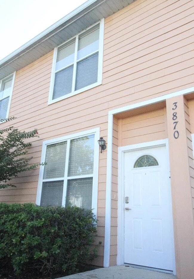 3870 SW 20th Ave, Unit Cierra Clark