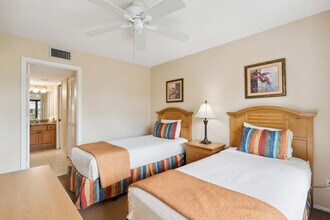 600 Neapolitan Way in Naples, FL - Foto de edificio - Building Photo