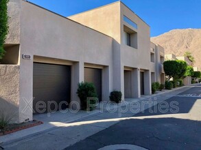 999 Village Square S in Palm Springs, CA - Foto de edificio - Building Photo