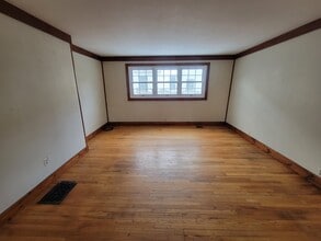 18 Elm St in Norwich, NY - Foto de edificio - Building Photo