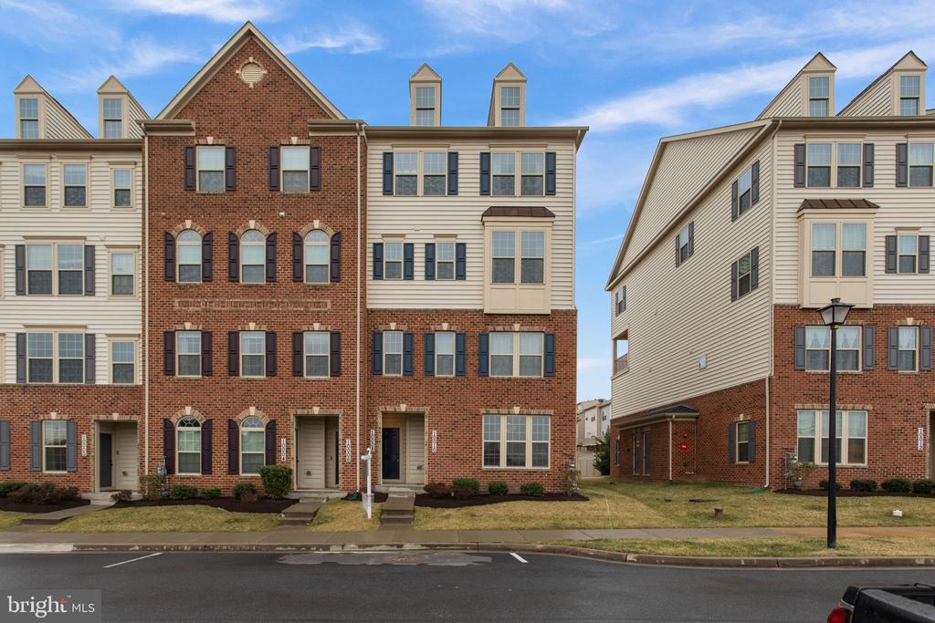 10008 Beerse St in Ijamsville, MD - Foto de edificio