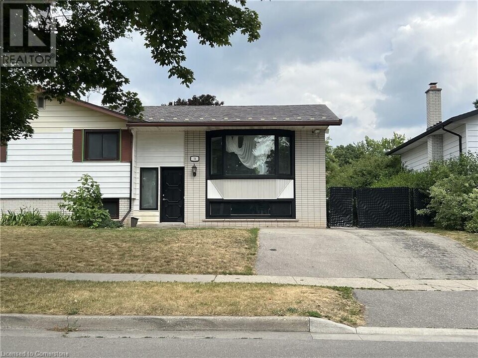 76 Montcalm Dr in Kitchener, ON - Building Photo
