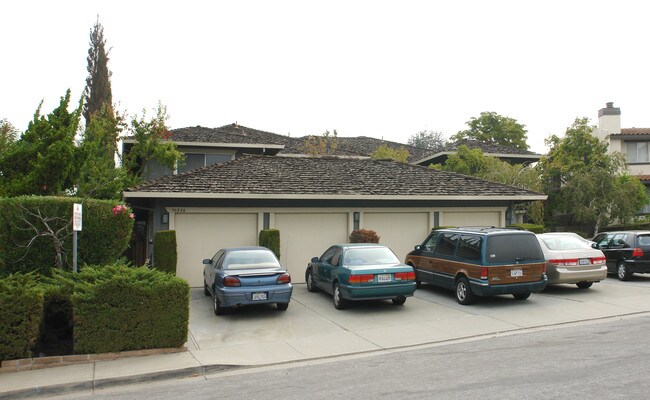 10284 Alpine Dr in Cupertino, CA - Foto de edificio - Building Photo