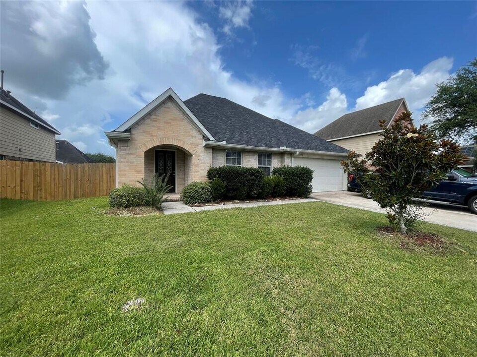 1916 Grandoak Dr in Pearland, TX - Building Photo