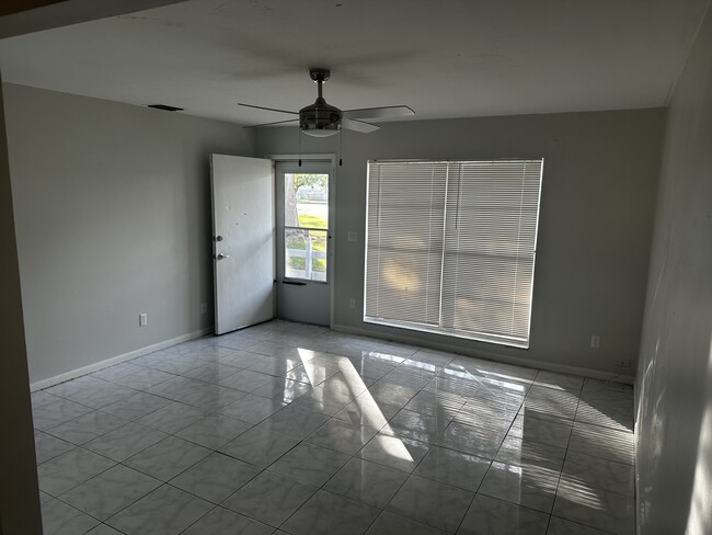 5141 72nd Ave N in Pinellas Park, FL - Foto de edificio - Building Photo