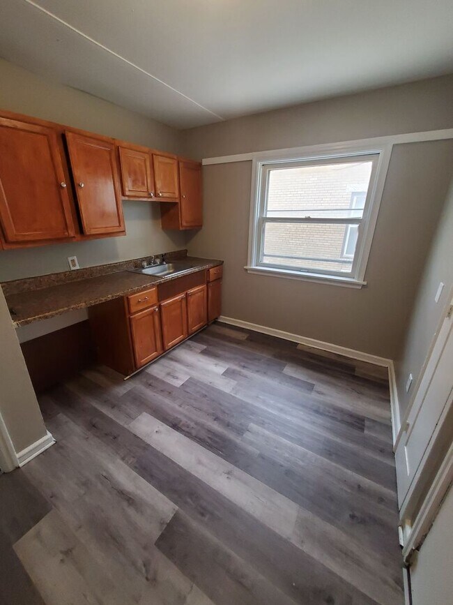 1216-1218 W Hope Ave, Unit 1216 - Lower in Milwaukee, WI - Building Photo - Building Photo