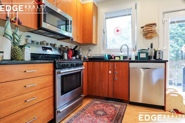 141 Elm St in Cambridge, MA - Foto de edificio - Building Photo