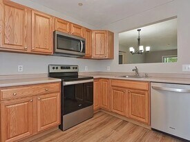 330 Sunderland Rd, Unit 91 in Worcester, MA - Building Photo