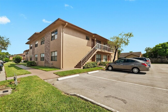 10053 Winding Lake Rd in Sunrise, FL - Foto de edificio - Building Photo