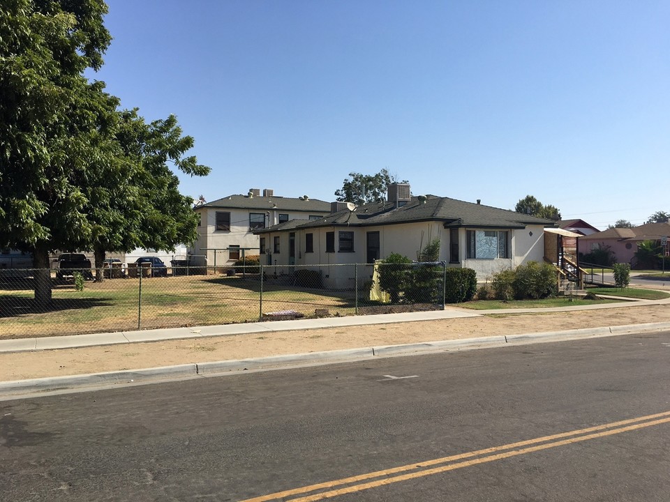 213 Bedford Way in Bakersfield, CA - Foto de edificio