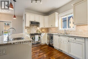 5308 Upper Mission Dr in Kelowna, BC - Building Photo