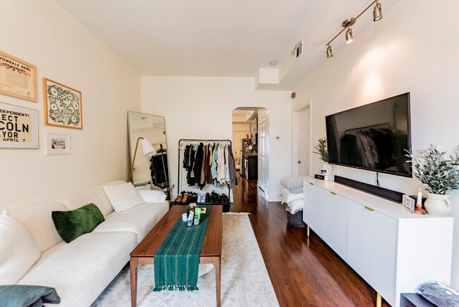 2251 W Melrose St, Unit 1